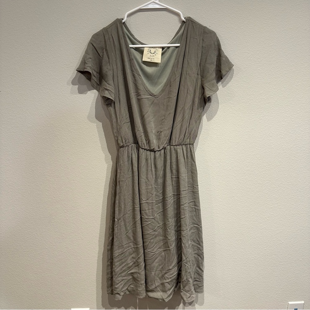 Fantastic Fawn Green Crinkle V Neck Dress 100% Rayon Size‎ Medium